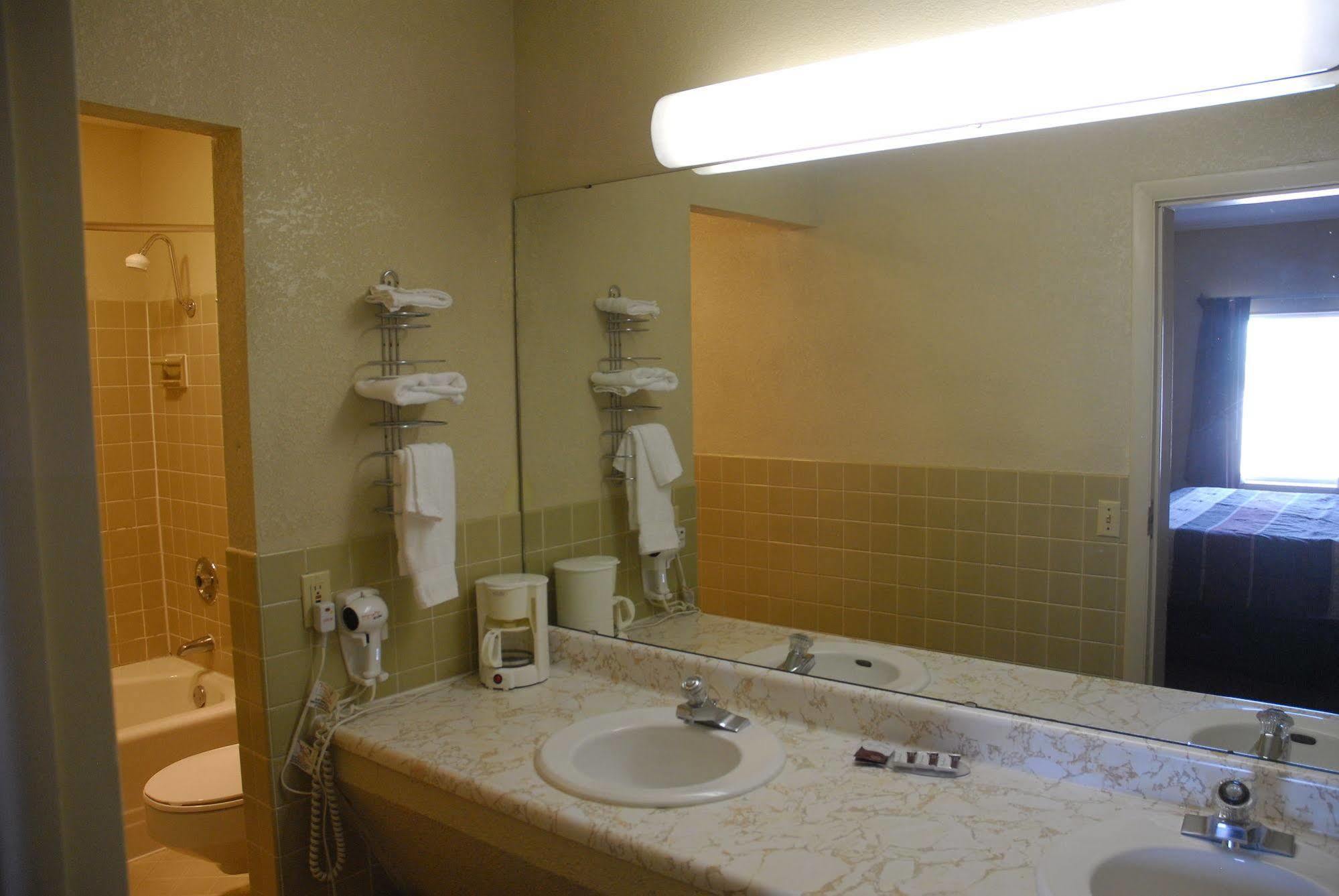 America'S Best Inn And Suites Emporia Esterno foto