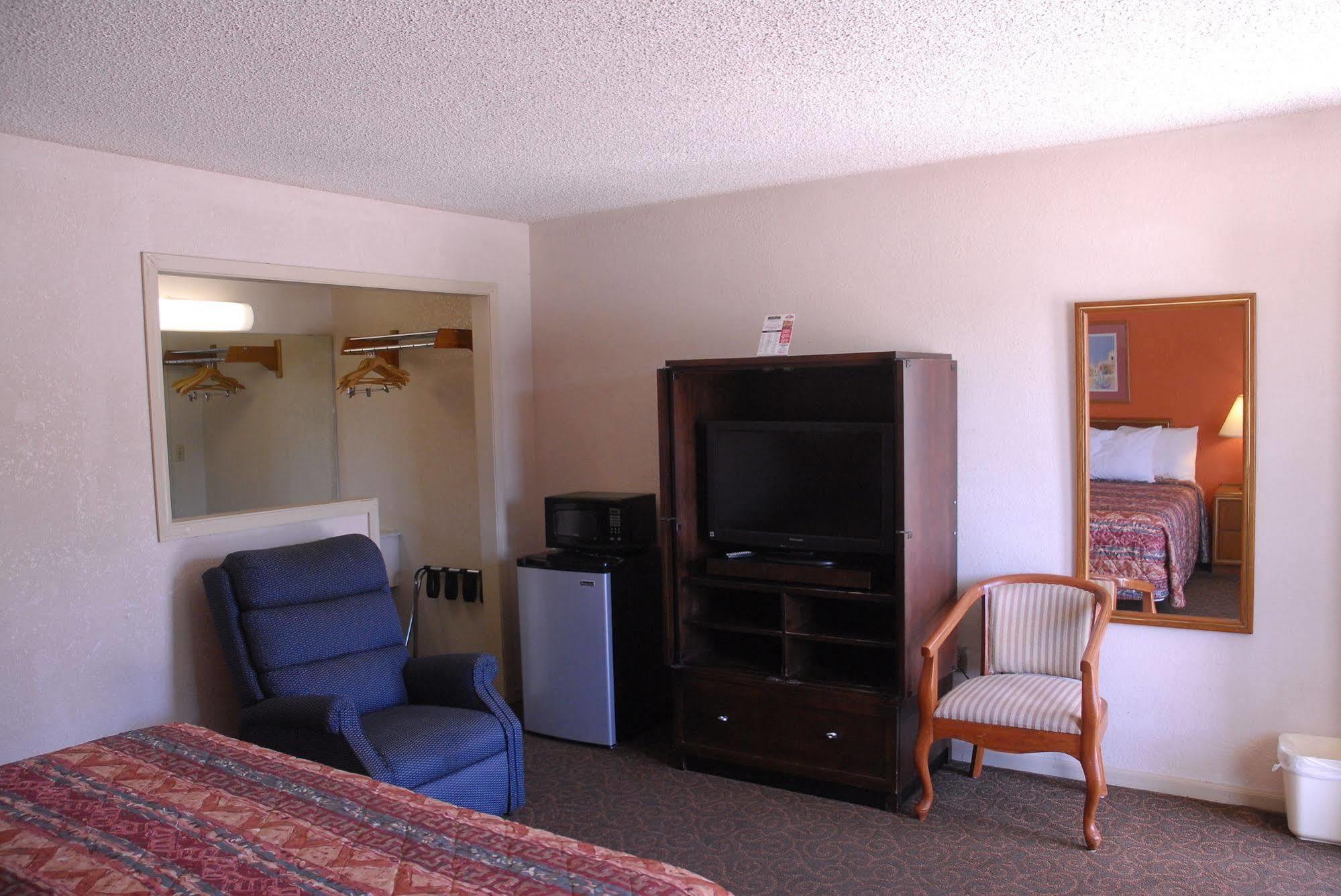 America'S Best Inn And Suites Emporia Esterno foto