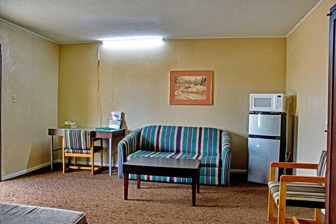 America'S Best Inn And Suites Emporia Esterno foto